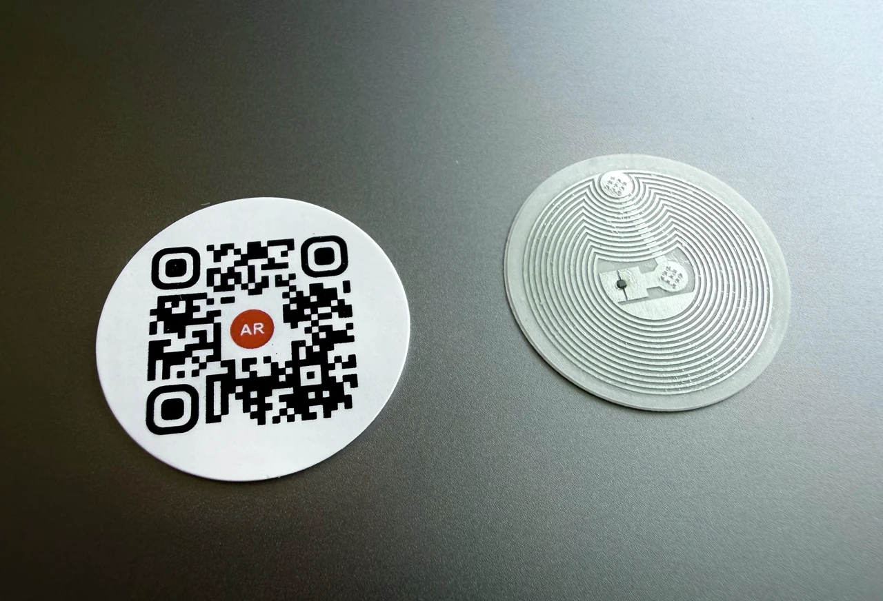 Sondajul 2026 privind Ambalajele Conectate: De ce Mărcile Utilizează NFC și QR Codes &Icirc;mpreună