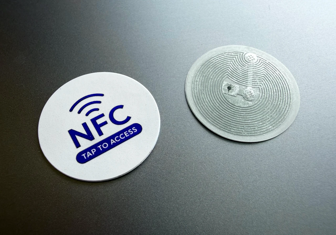 Enquête sur l'emballage connecté 2026 : Pourquoi les marques associent NFC et QR Codes