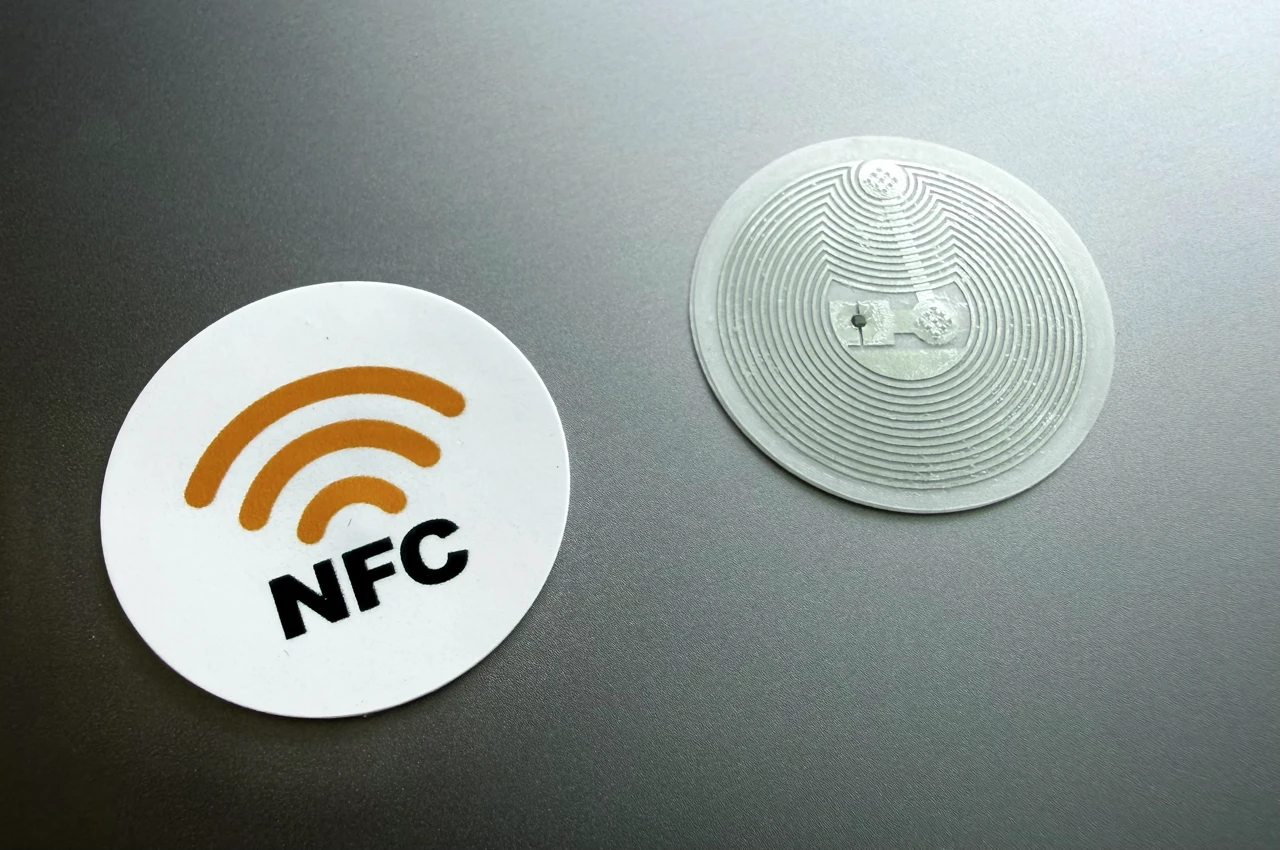 Průzkum Connected Packaging 2026: Proč značky kombinují NFC a QR kódy