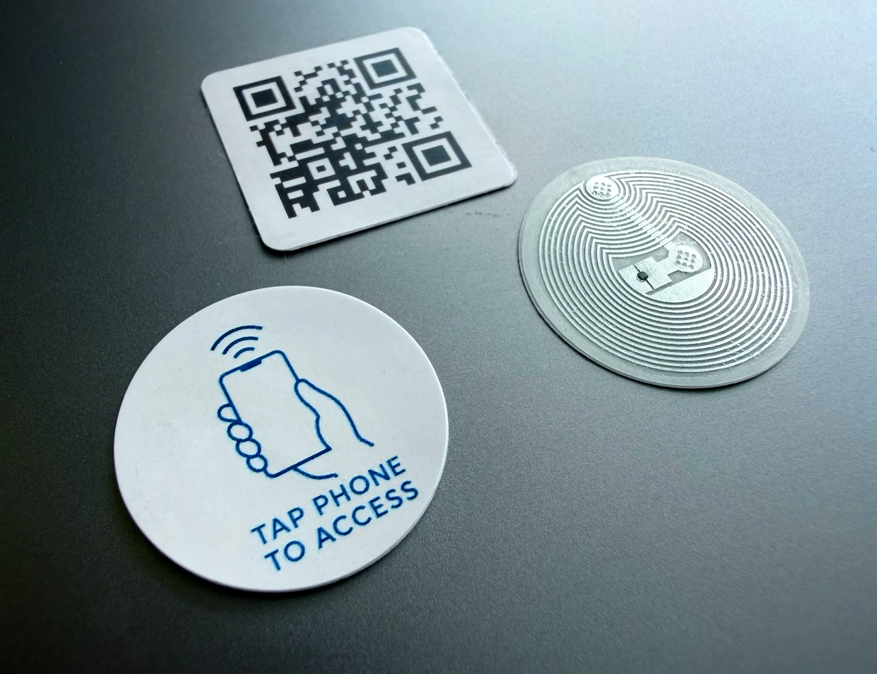 Encuesta de Empaques Conectados 2026: Por qu&eacute; las Marcas Est&aacute;n Combinando NFC y C&oacute;digos QR