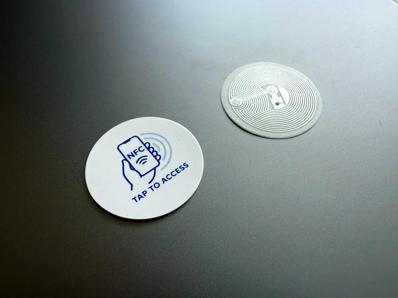 2026 Onderzoek naar Verbonden Verpakkingen: Waarom Merken NFC en QR-codes Combineren